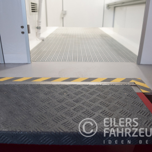 Hygieneeinheit_Detailfoto_Bodenbelag_Treppe